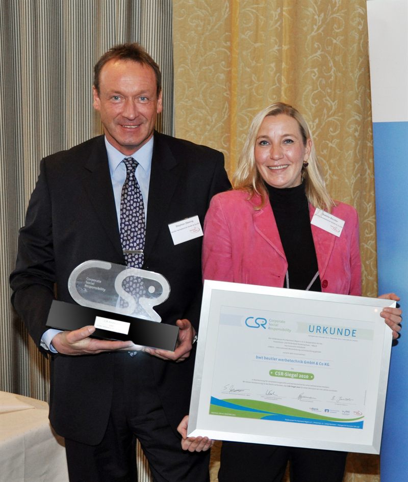 Stephan Ziesing und Sabine Beutler bei der Verleihung des CSR-Awards der Region Hannover 2010, mit Trophäe und gerahmter Urkunde